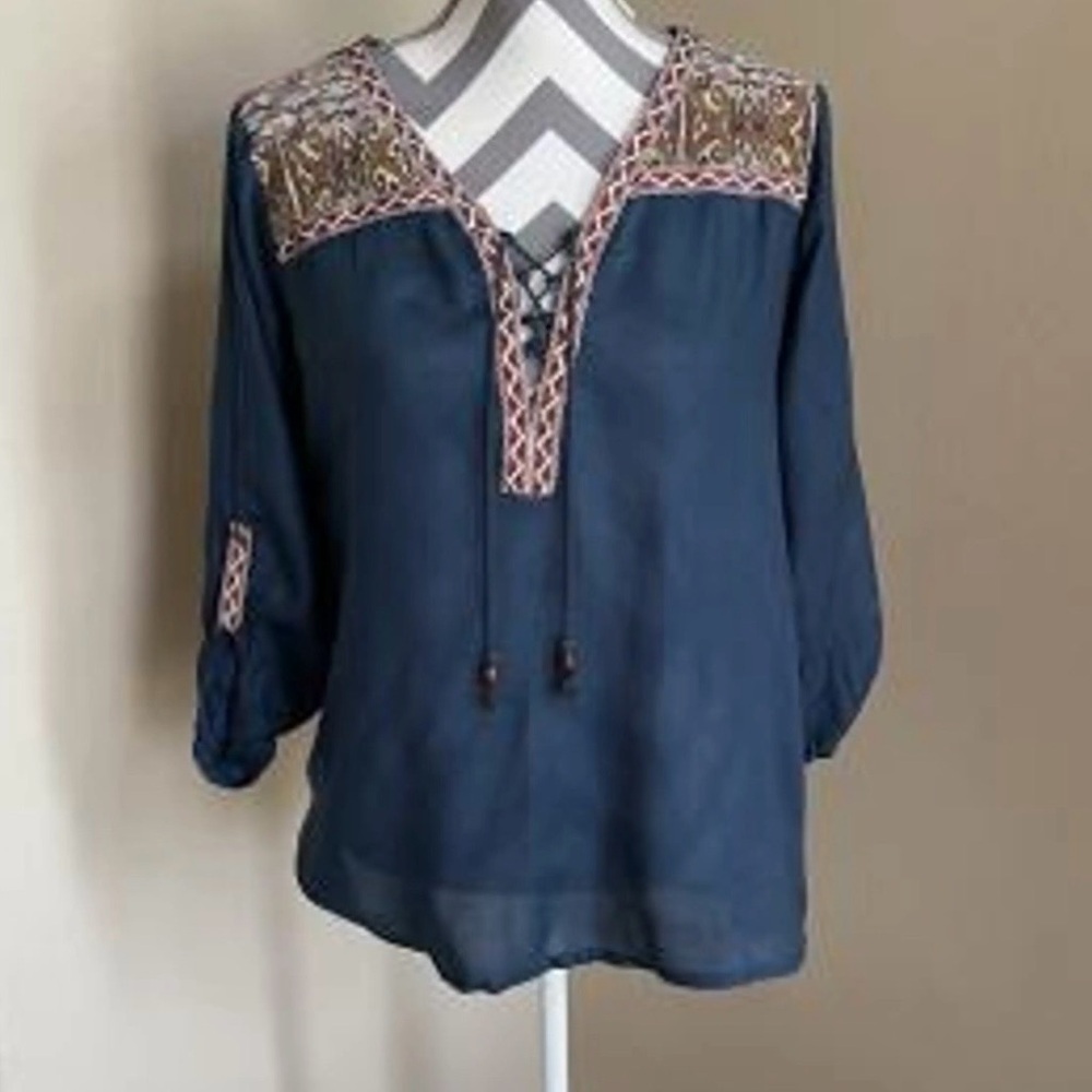 BKE Gimmicks THE BUCKLE LACE UP Boho Trims LS TOP WOMENS SZ M.